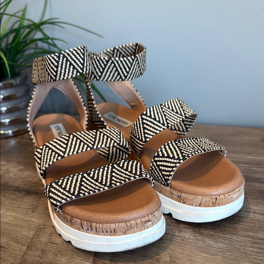 Steve Madden Black and White Platform Sandals